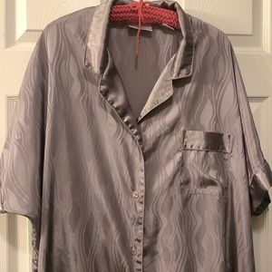 CABERNET SLEEPWEAR WOMAN SZ 2X GRAY JACARD PRINT 100% POLY BUTTON FRONT